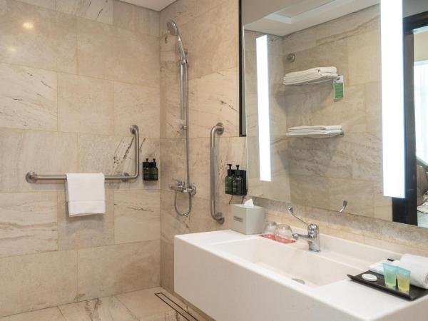 Ramada by Wyndham Dubai Barsha Heights : photo 7 de la chambre chambre lit king-size accessible aux personnes à mobilité réduite avec douche à l’italienne - non-fumeurs