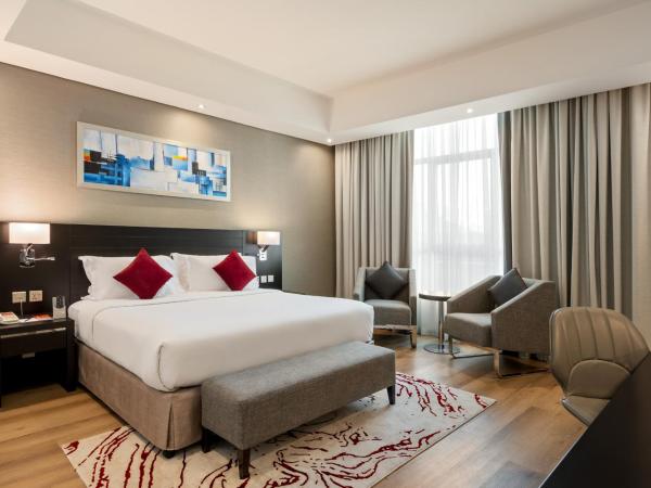 Ramada by Wyndham Dubai Barsha Heights : photo 1 de la chambre standard king room - non-smoking with free with free shuttle bus to jbr beach, dubai hills mall, outlet mall, and 10% f&b discount