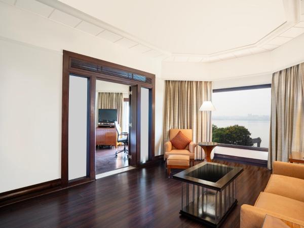 Hyderabad Marriott Hotel & Convention Centre : photo 7 de la chambre deluxe suite lake view with bathtub