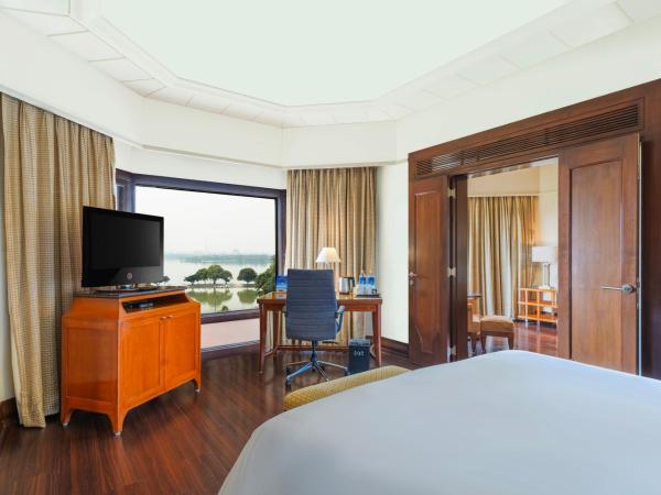 Hyderabad Marriott Hotel & Convention Centre : photo 6 de la chambre deluxe suite lake view with bathtub