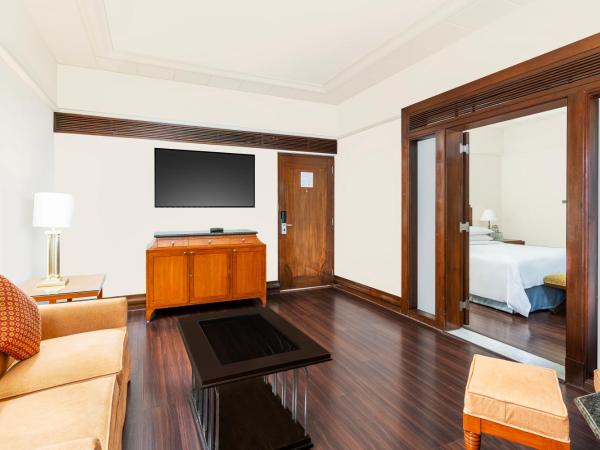 Hyderabad Marriott Hotel & Convention Centre : photo 3 de la chambre deluxe suite lake view with bathtub