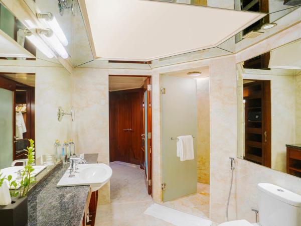 Hyderabad Marriott Hotel & Convention Centre : photo 2 de la chambre executive lake view king with bathtub & lounge access