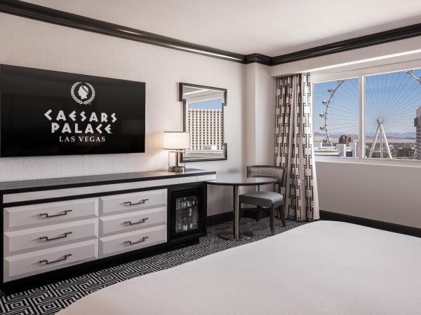 Caesars Palace Hotel & Casino : photo 3 de la chambre chambre lit king-size - non-fumeurs - vue sur strip du colisée