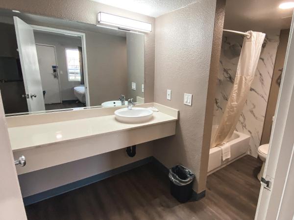 Motel 6-Sacramento, CA - North : photo 3 de la chambre chambre lit queen-size