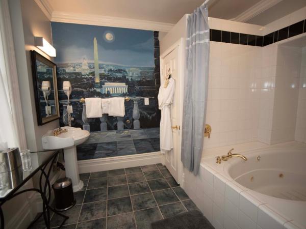 The Anniversary Inn - South Temple : photo 5 de la chambre chambre lit king-size - vue sur piscine