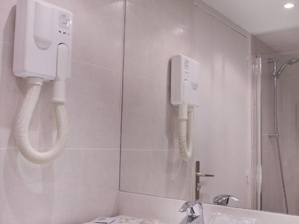 Hôtel Le Compostelle : photo 8 de la chambre chambre lits jumeaux