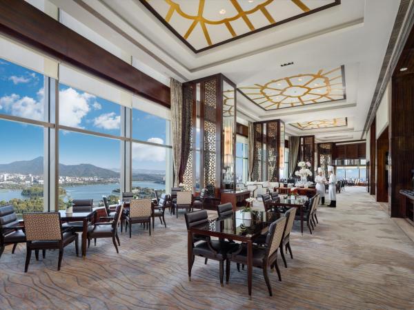 Shangri-La Nanjing : photo 6 de la chambre grande chambre lit king-size premier horizon – vue sur lac