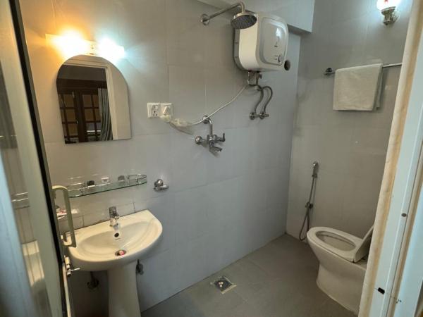 Boudha Dungkar guest house : photo 5 de la chambre chambre double avec salle de bains privative