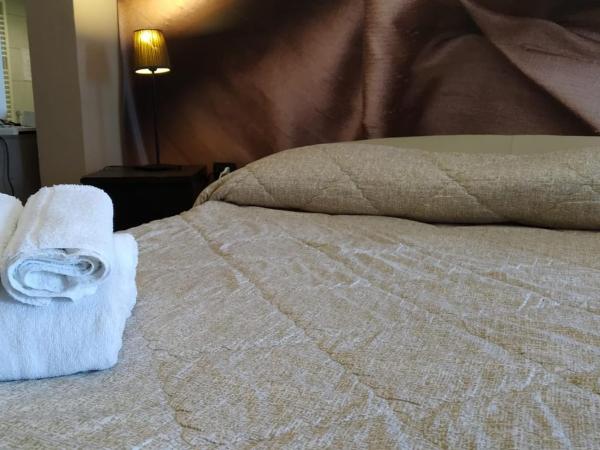 CconfortHotels R&B Cavour - SELF CHECK IN - No Elevator from 20-10-24 until 7-01-2025 : photo 1 de la chambre suite avec terrasse