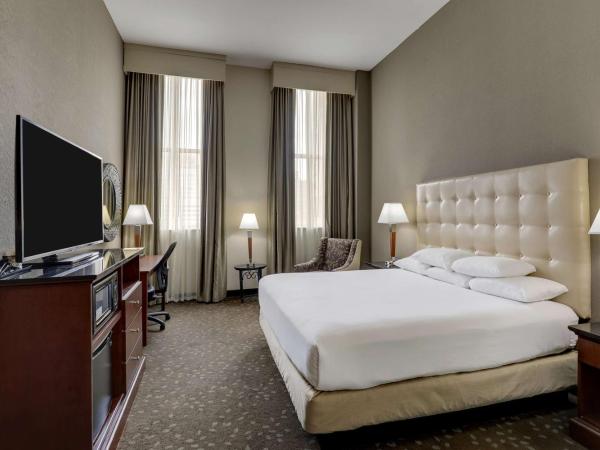Drury Plaza Hotel New Orleans : photo 1 de la chambre chambre lit king-size de luxe