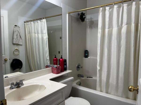 Hidden valley treehouse home! : photo 5 de la chambre chambre double avec toilettes communes