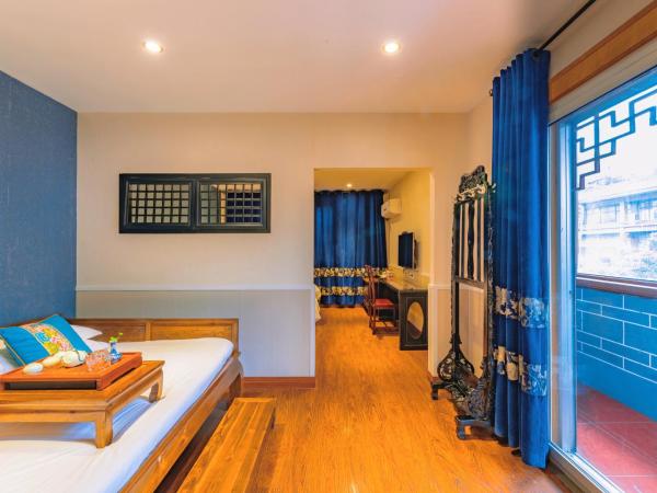 Wenjun Courtyard Hotel,3mins walk from Tonghuimen metro station ,located in the city center ,walking distance to many scenic areas, English-speaking service : photo 2 de la chambre family suite with balcony(free pick up service for 3 successive nights , free laundry service , free drinks )