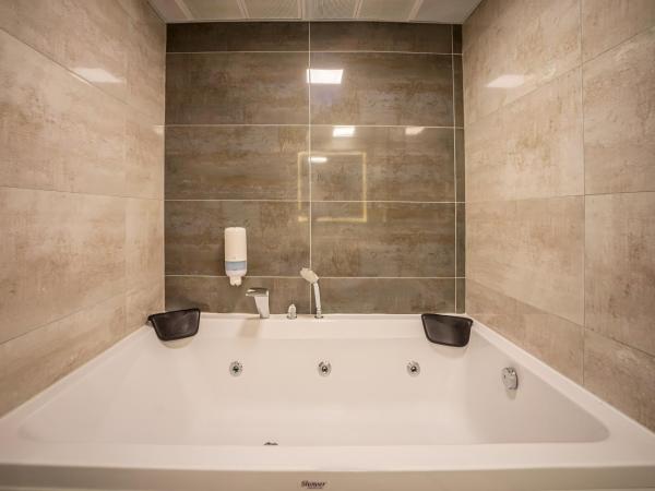 Best Western Plus Khan Hotel : photo 9 de la chambre suite 1 chambre lit king-size avec bain à remous et canapé-lit - vue sur mer - non-fumeurs