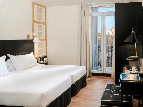 Boutique Hotel H10 Catalunya Plaza : photo 3 de la chambre chambre double ou lits jumeaux de luxe avec vue sur la place de catalogne