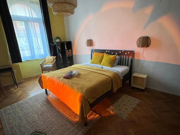 NAPartman Pécs : photo 1 de la chambre chambre double avec salle de bains commune