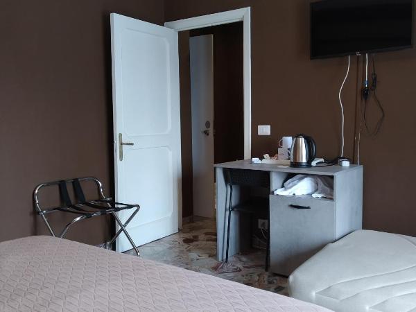 CconfortHotels R&B Semplici Emozioni - SELF CHECK IN : photo 7 de la chambre chambre triple avec balcon