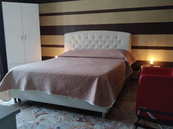 CconfortHotels R&B Semplici Emozioni - SELF CHECK IN : photo 6 de la chambre chambre triple avec balcon