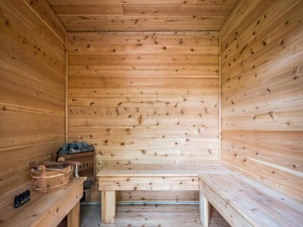 Luxury BNB - Halifax Rooftop : photo 3 de la chambre chambre double avec balcon