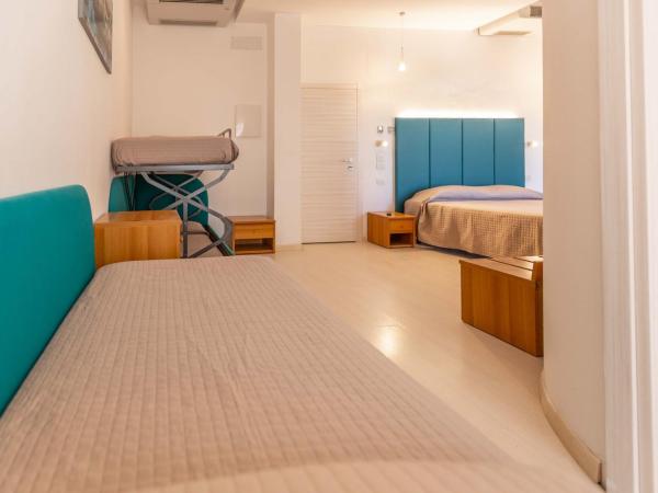 Hotel Ribot : photo 2 de la chambre chambre quadruple supérieure