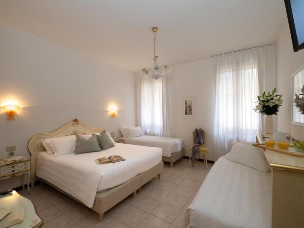 Hotel Guerrini : photo 5 de la chambre chambre quadruple avec salle de bains privative