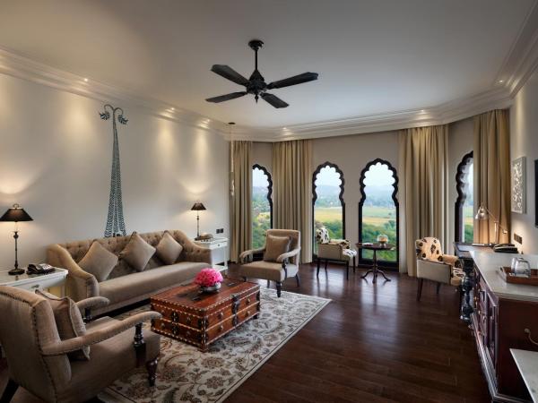 Fairmont Jaipur : photo 2 de la chambre terrace suite cocktail hours at club lounge, butler on call,complimentary 2 pint of beerper room per stay, 20% off on spa,f&b and laundry, evening rituals shaam-e-khaas, happy hours ( buy 1 get 1) at anjum bar on selected beverages.