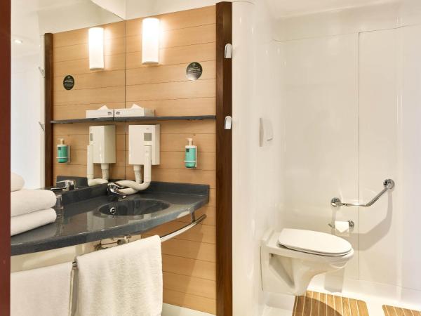 B&B HOTEL Paris Nord 18ème : photo 2 de la chambre chambre triple - accessible aux personnes à mobilité réduite