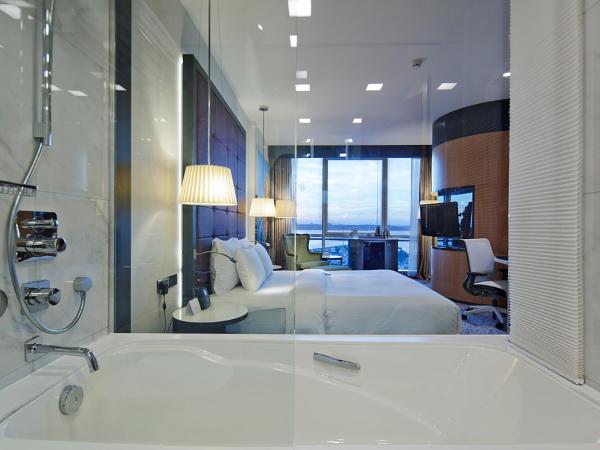 DoubleTree By Hilton Istanbul - Moda : photo 2 de la chambre chambre deluxe lit king-size premium - vue sur mer