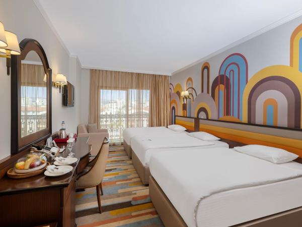 Megasaray Westbeach Antalya : photo 5 de la chambre hébergement triple standard deluxe - vue sur ville