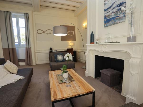 Hôtel Château de Lacan : photo 1 de la chambre suite lit king-size