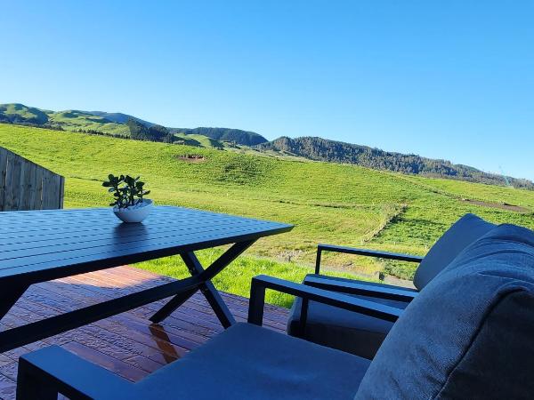 A stunning retreat in Rotorua! : photo 2 de la chambre chambre lit king-size - vue sur montagne