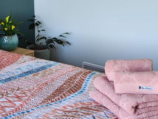 A stunning retreat in Rotorua! : photo 7 de la chambre chambre lit king-size - vue sur montagne