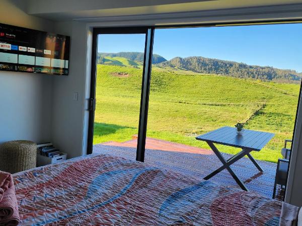A stunning retreat in Rotorua! : photo 3 de la chambre chambre lit king-size - vue sur montagne