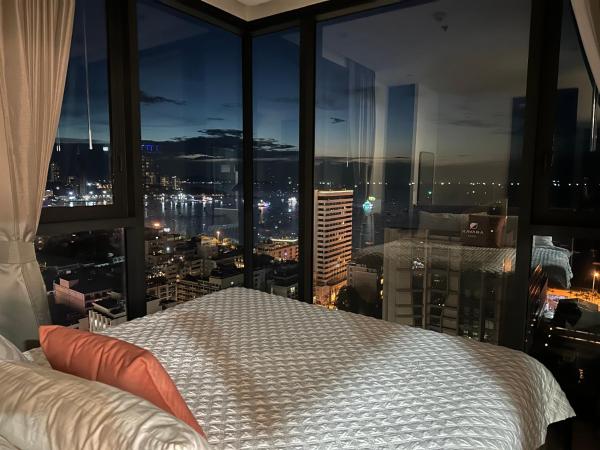 503 Edge芭提雅25层正海景大二房二厅二卫, 沙滩+步行街+购物中心 : photo 4 de la chambre chambre double deluxe avec balcon - vue sur mer