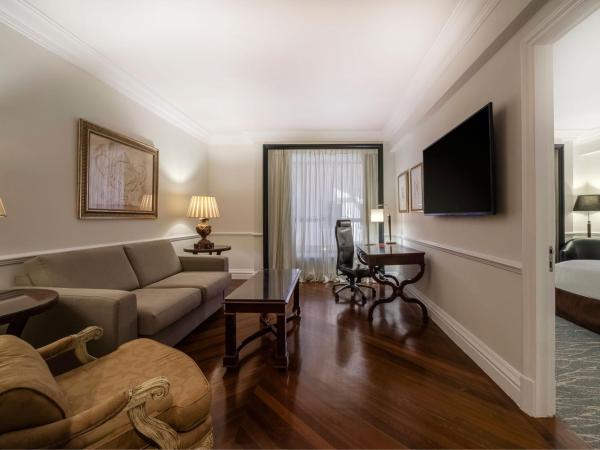 JW Marriott Rio de Janeiro : photo 1 de la chambre suite lit king-size avec canapé-lit et accès au salon exécutif