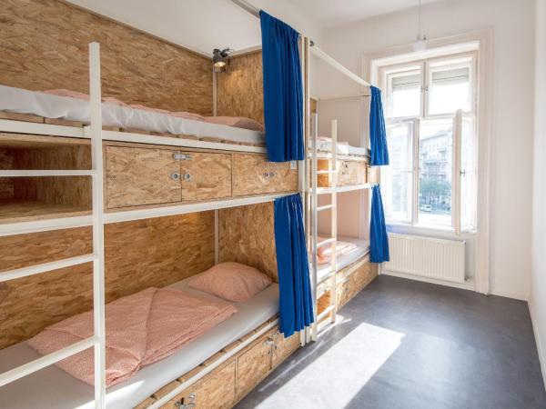 Avenue Hostel : photo 1 de la chambre chambre quadruple avec salle de bains privative