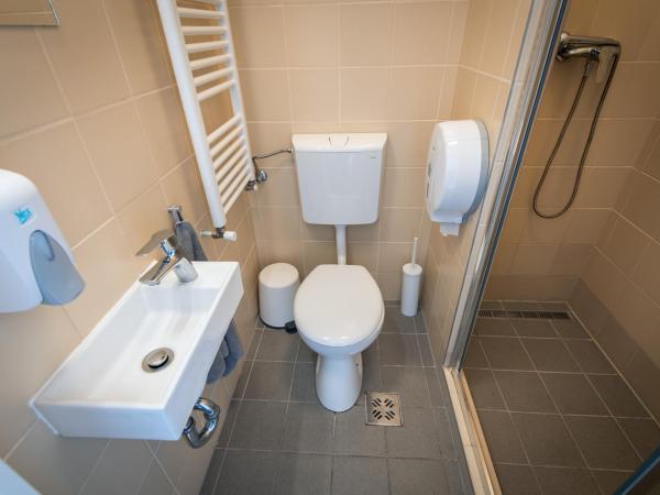 Avenue Hostel : photo 2 de la chambre chambre quadruple avec salle de bains privative