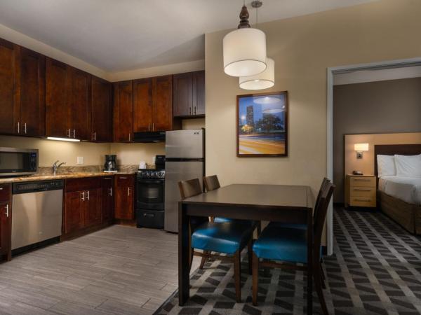 TownePlace Suites by Marriott Houston Westchase : photo 2 de la chambre suite 2 chambres avec 2 lits queen-size et un canapé-lit