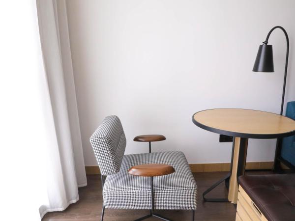 Moxy Shenzhen North Station : photo 6 de la chambre suite junior lit king-size - vue sur ville