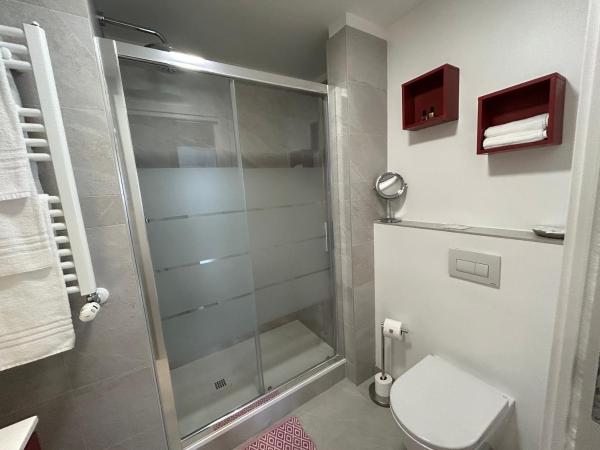 Comfort Accommodation Room & Le Camere : photo 5 de la chambre chambre triple avec salle de bains privative séparée