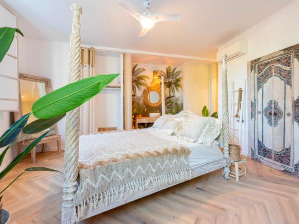 VILLA CARBO Chambre d'hôtes Mourillon, 4 belles chambres, Piscine : photo 4 de la chambre suite deluxe avec lit king-size