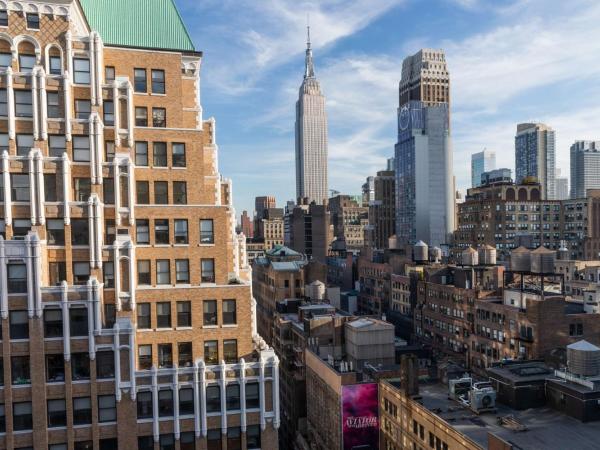 DoubleTree by Hilton New York Times Square South : photo 3 de la chambre chambre lit king-size - vue sur empire state building