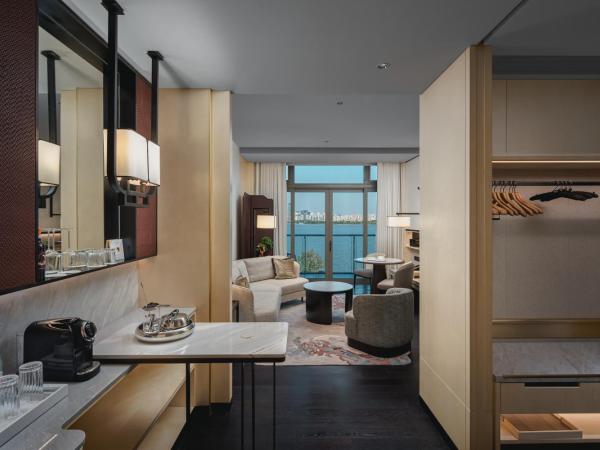 Four Seasons Hotel Suzhou : photo 1 de la chambre deluxe lake view suite king