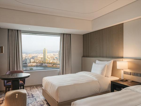 Lotte Hotel World : photo 9 de la chambre chambre lits jumeaux deluxe - vue sur lac