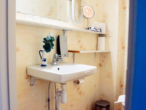 Park Hotel Linköping Fawlty Towers : photo 6 de la chambre chambre double ou lits jumeaux Économique