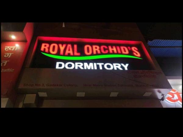 Royal Orchid'S AC Dormitory : photo 1 de la chambre lit simple dans dortoir pour hommes avec salle de bains commune