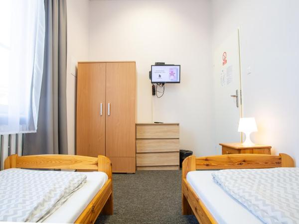 Moon Hostel Wrocław : photo 5 de la chambre chambre lits jumeaux avec salle de bains commune
