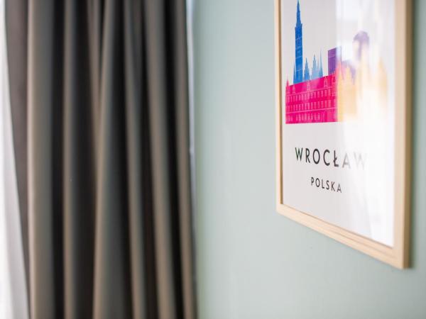 Moon Hostel Wrocław : photo 1 de la chambre chambre quintuple avec salle de bains commune