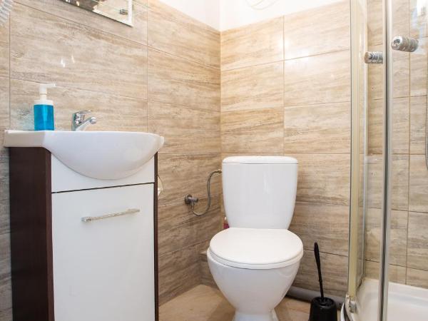 Moon Hostel Wrocław : photo 8 de la chambre chambre lits jumeaux avec salle de bains commune