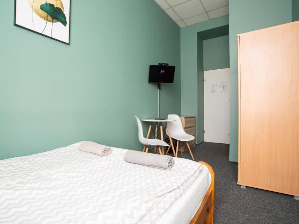 Moon Hostel Wrocław : photo 3 de la chambre chambre double avec salle de bains privative