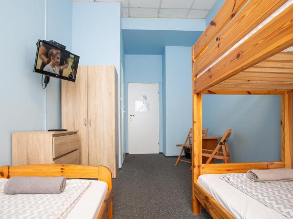 Moon Hostel Wrocław : photo 4 de la chambre chambre triple avec salle de bains privative